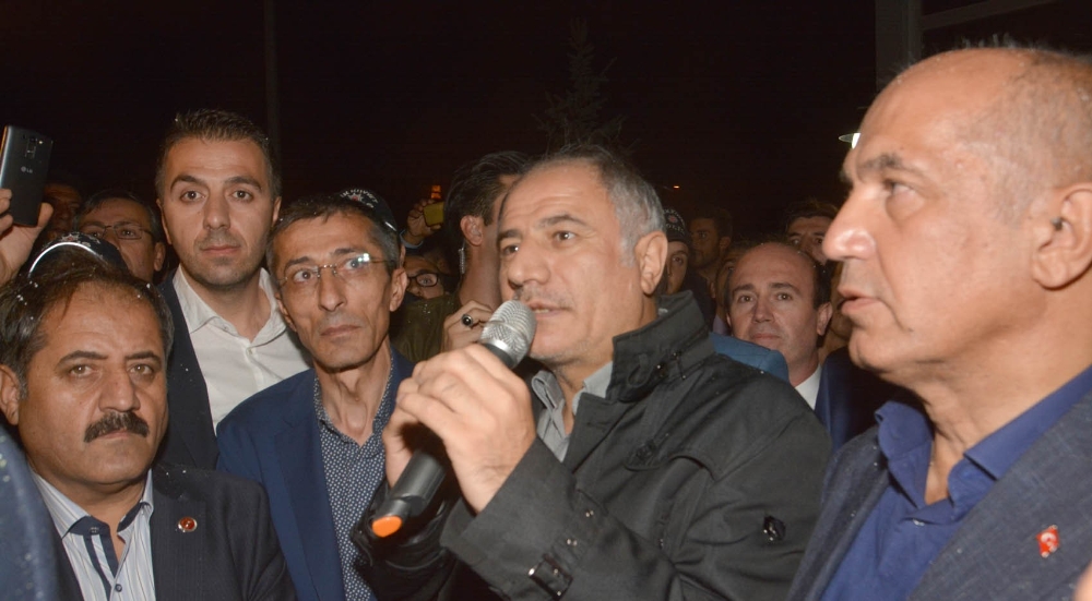 İçişleri eski Bakanı Ala meşalelerle karşılandı